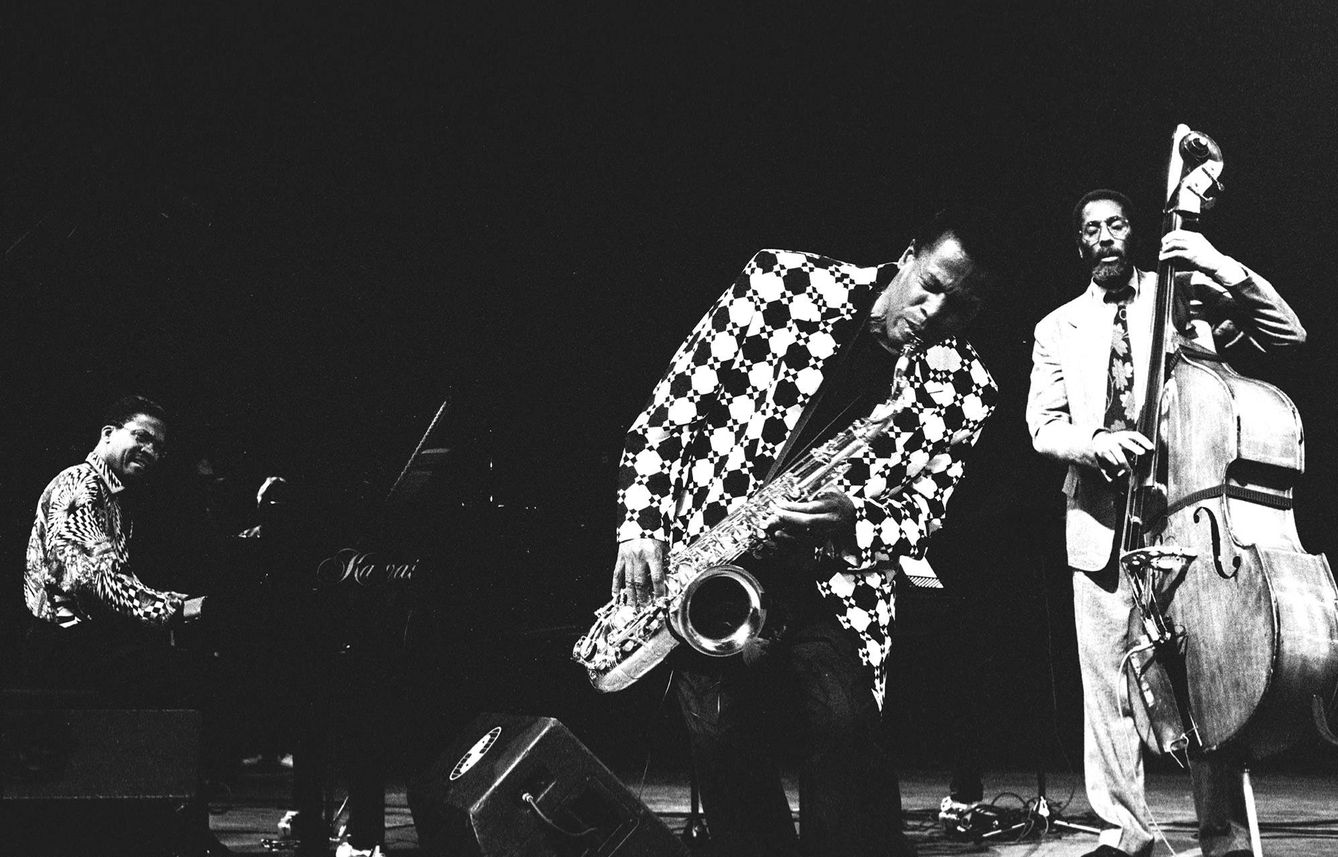 El pianista Herbie Hancock, el saxofonista Wayne Shorter y Ron Carter al contrabajo, en el North Sea Jazz Festival de 1992. (Foto: Getty)