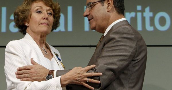 Foto: Rosa María Mateo, cuando recibió la Medalla de Oro al Mérito en el Trabajo de manos del entonces ministro, Celestino Corbacho, el 29 de junio de 2010. (EFE)
