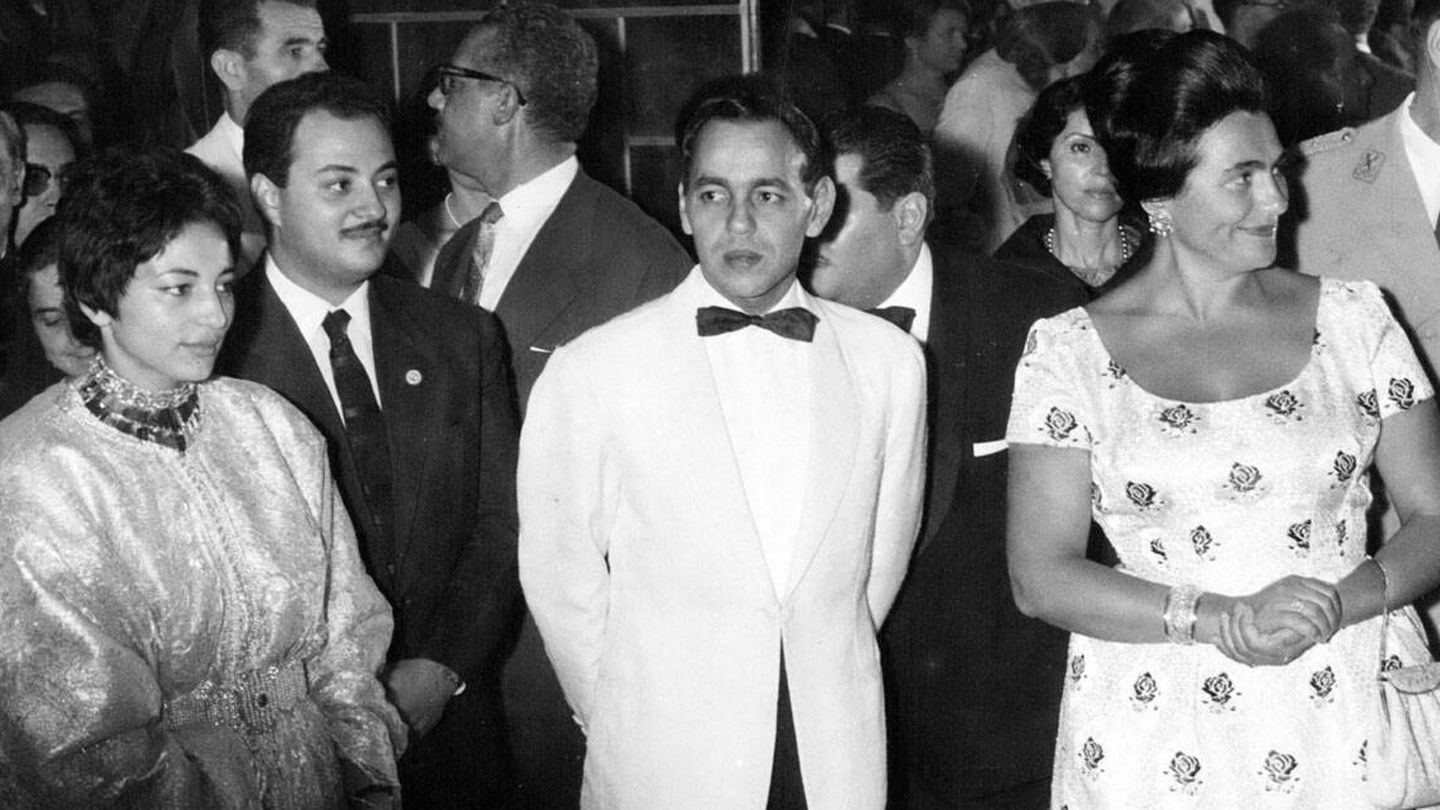 La princesa Lalla Malika, junto a su marido y el rey Hassan II en 1961. (Alamy)