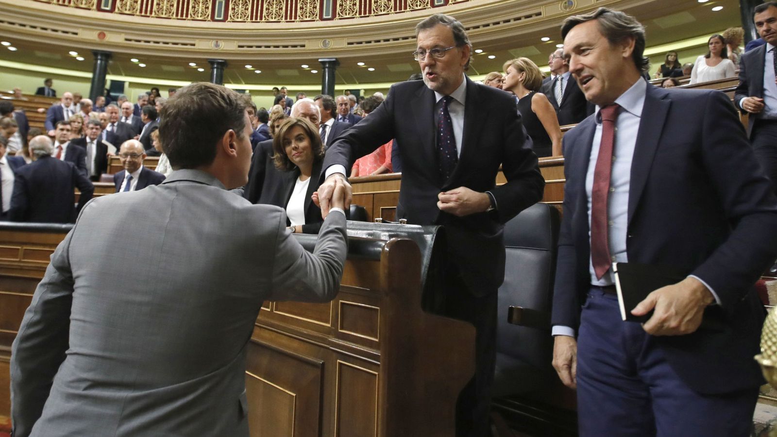 Foto: El presidente de Ciudadanos, Albert Rivera (i) saluda al candidato a la presidencia del Gobierno, Mariano Rajoy (c) en presencia del portavoz del Rafael Hernando (d). (EFE)