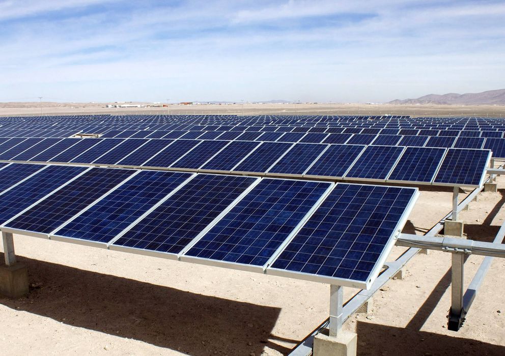 Foto: Fotografía cedida por el Ministerio de Minería de Chile de paneles solares de una planta fotovoltaica. (Efe)