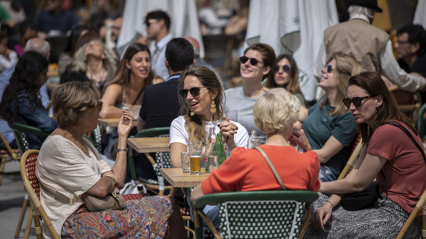 Varias personas toman algo en una terraza de Valencia. (EFE/Biel Aliño)