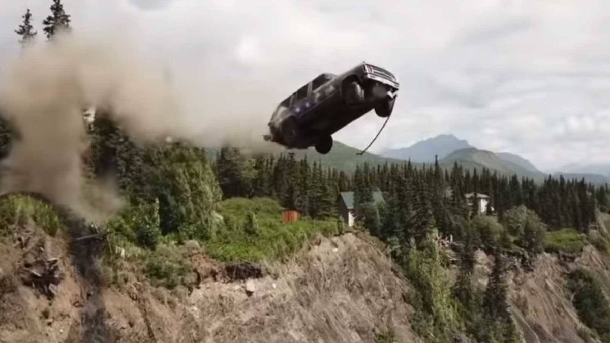 La curiosa tradición de un pueblo de Alaska: lanzar coches desde un acantilado