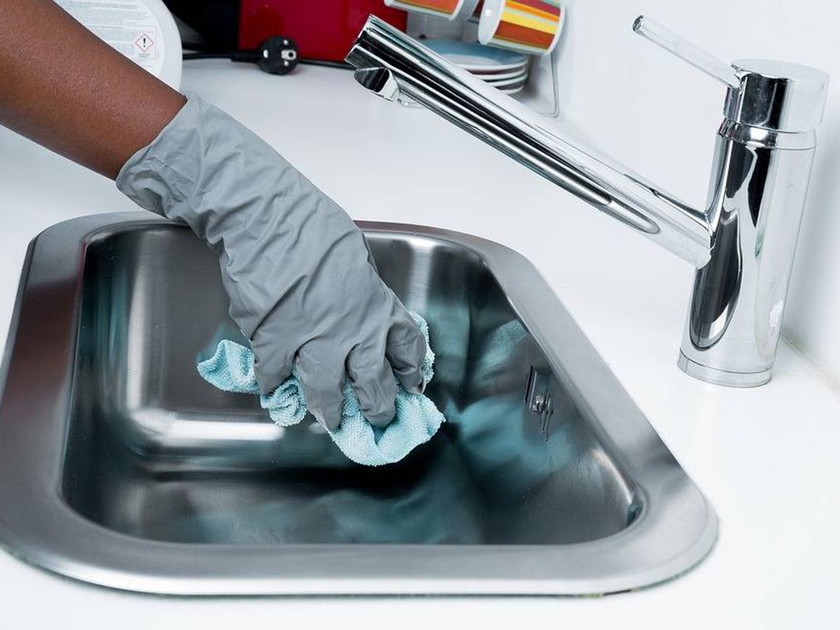 Foto: Una persona limpia un fregadero. Foto: Pixabay