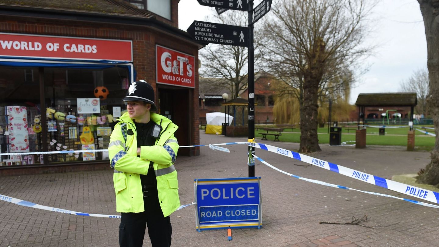 Un agente de policía británico permanece en el lugar donde el exespía Serguéi Skripal y su hija Julia fueron envenenados con un agente nervioso de fabricación rusa, en Salisbury, Reino Unido. (EFE)