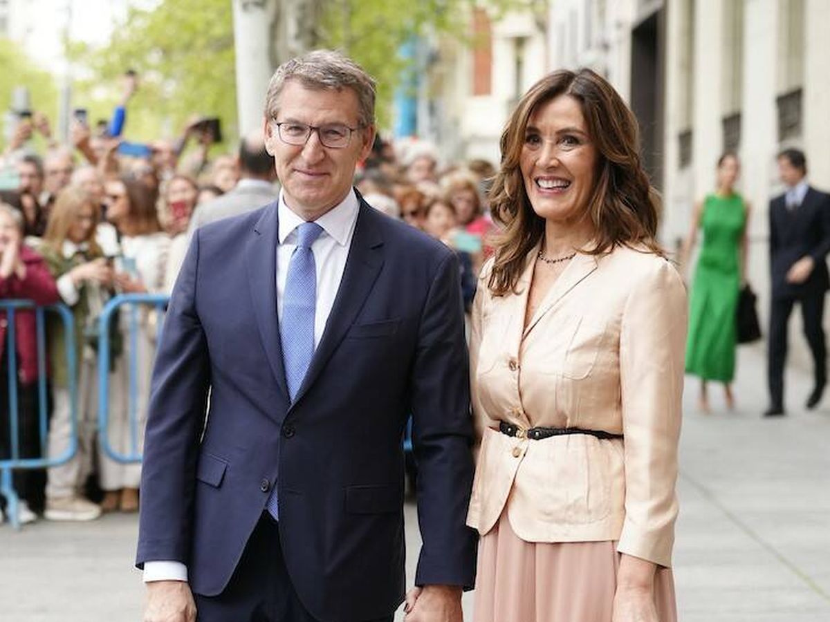 Foto: Alberto Núñez Feijóo y Eva Cárdenas, a su llegada a la boda de Almeida. (LP)
