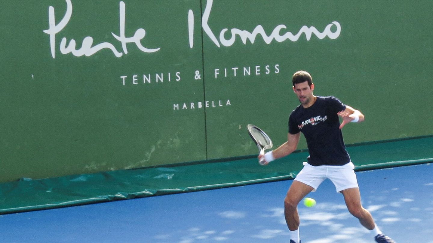 Djokovic entrena en el club de tenis Puente Romano, de Marbella. (Reuters) 