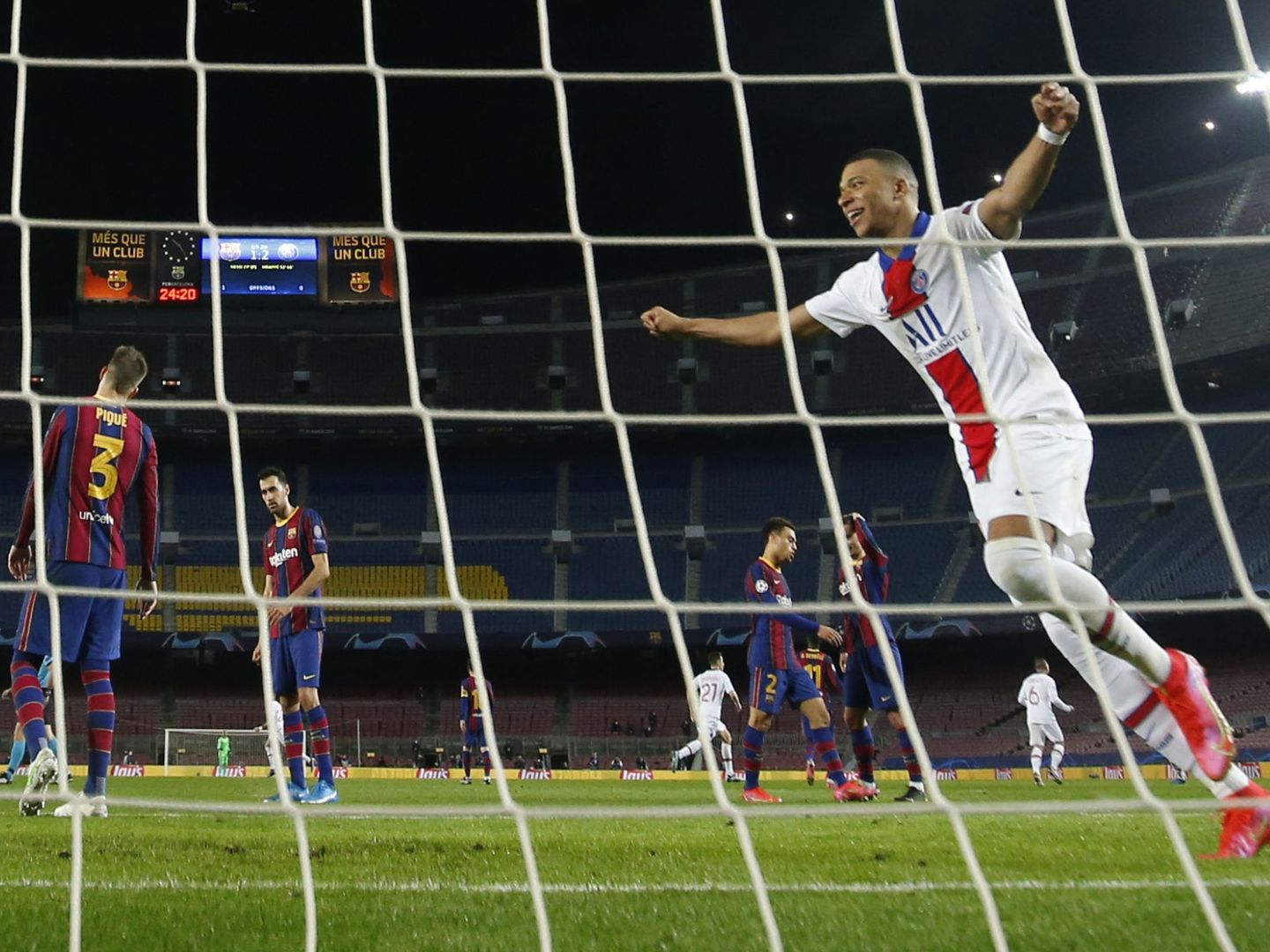 Kylian Mbappé celebra uno de los goles del PSG en un Camp Nou vacío (REUTERS/Albert Gea).