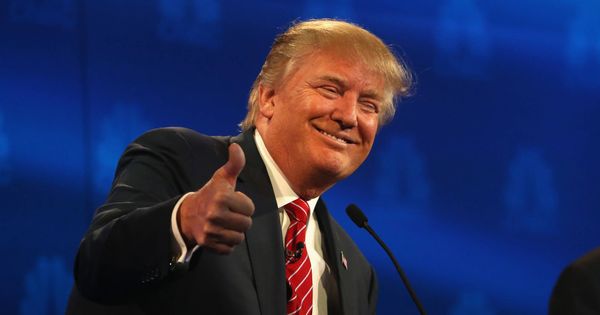 Foto: Trump sonríe durante un debate político. (Getty)