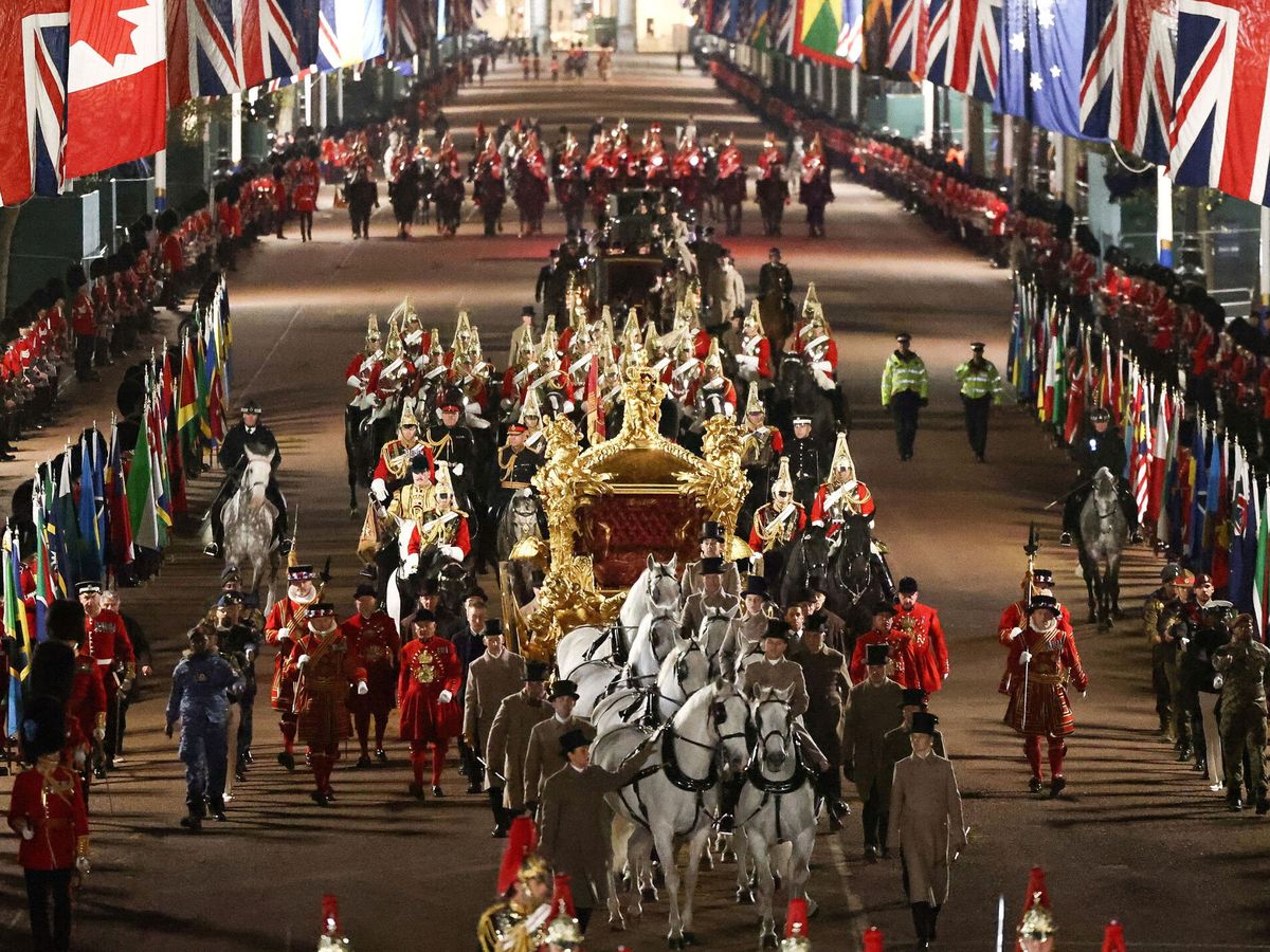 Foto: Ensayo de la coronación en las calles de Londres. (LP)