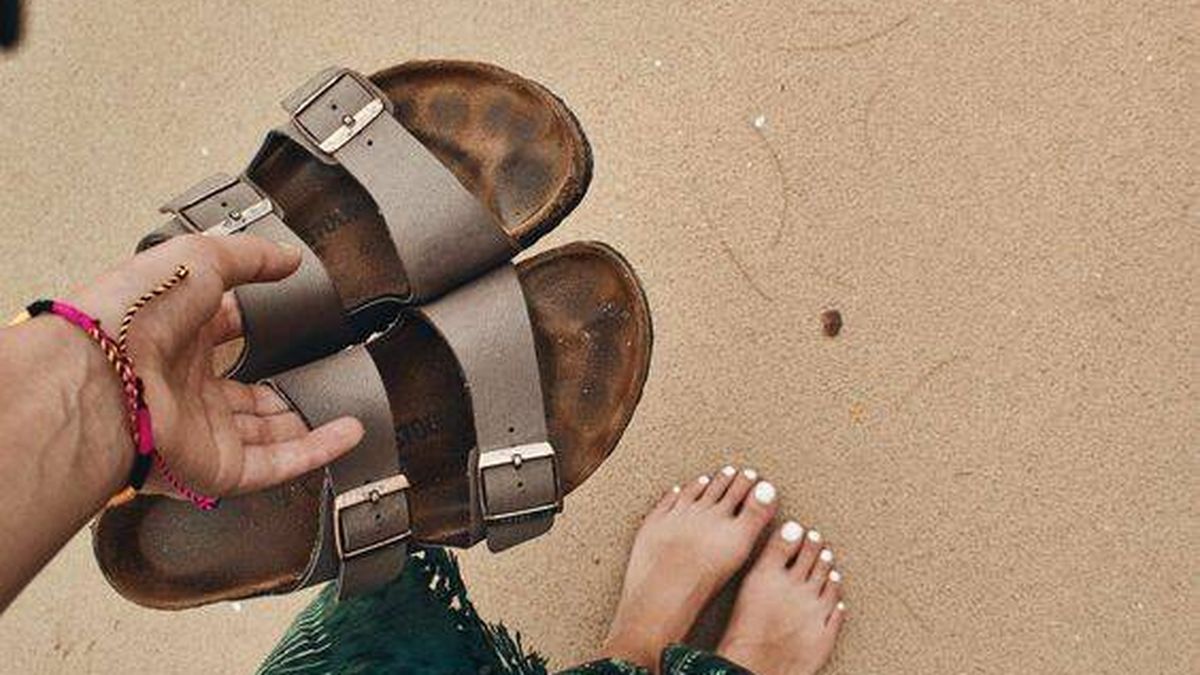 Adiós a las manchas negras en las sandalias: el sencillo truco para eliminar las huellas y que queden como nuevas