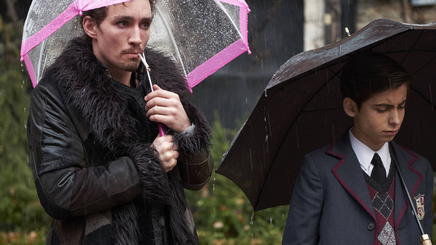 Robert Sheehan y Aidan Gallagher en una imagen de 'The Umbrella Academy'. (Netflix)
