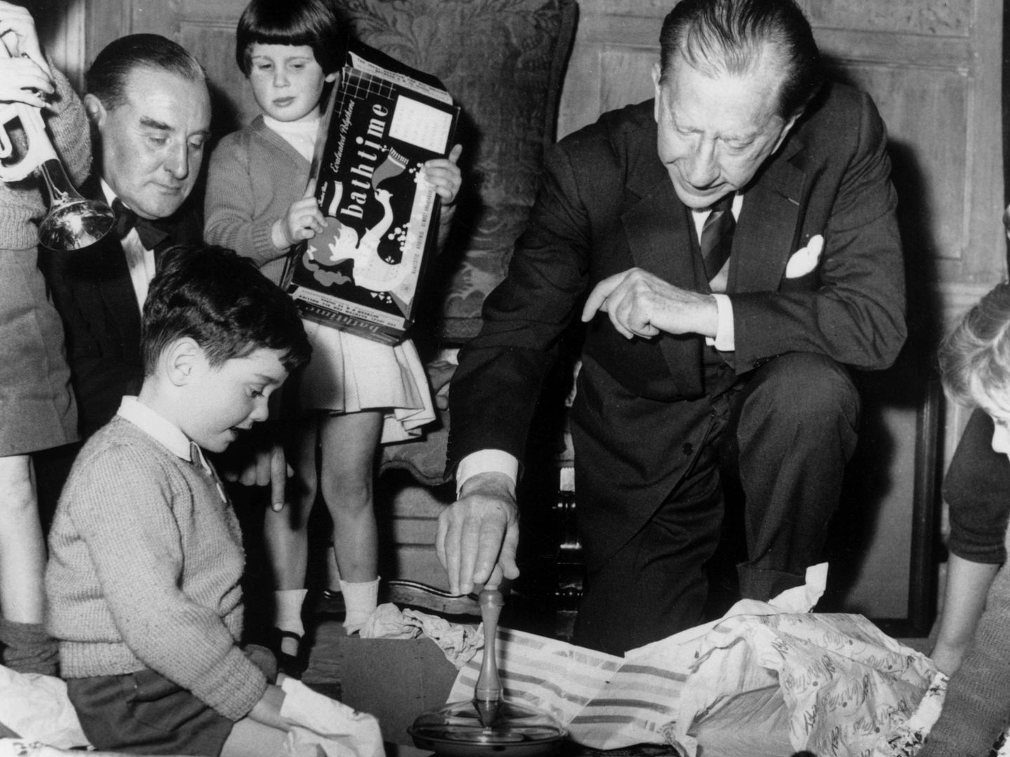 Jean Paul Getty durante un acto benéfico con niños. (Cordon Press)