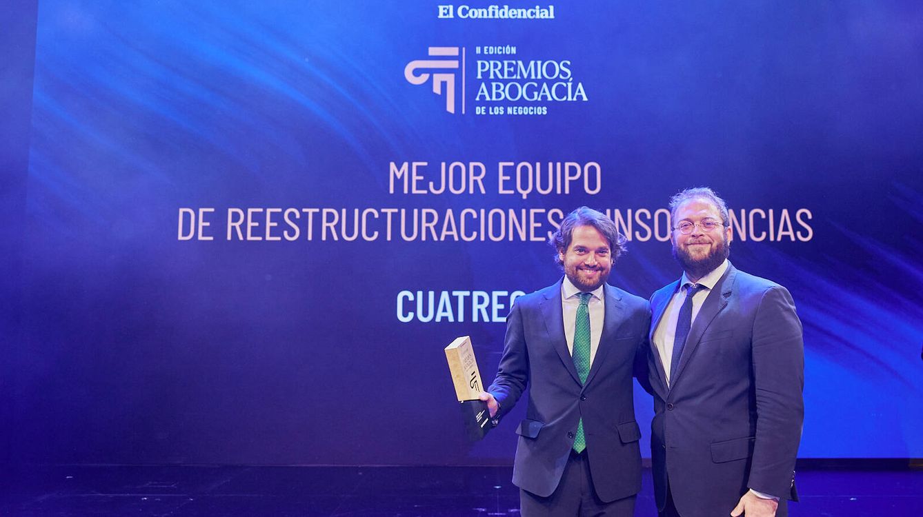 El premio a mejor equipo de Reestructuraciones e Insolvencias lo recibe Ignacio Buil, socio de Reestructuraciones e Insolvencias de Cuatrecasas, por parte de Miquel Roig, director adjunto de El Confidencial.