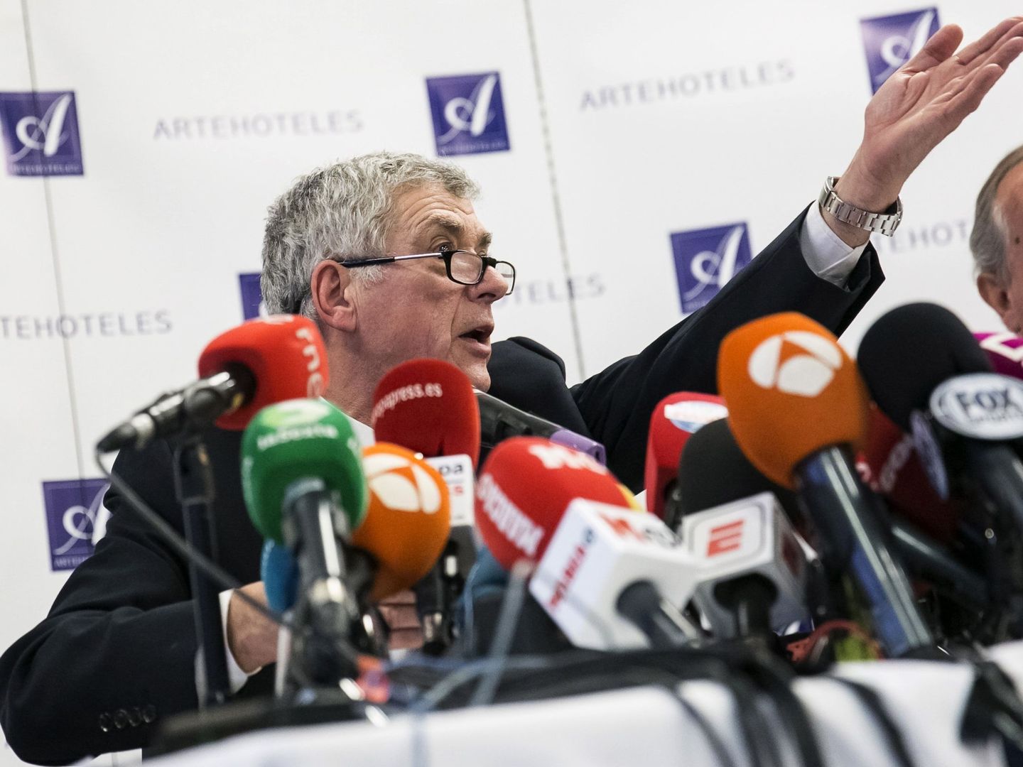 Villar gesticuló constantemente durante la rueda de prensa. (EFE)
