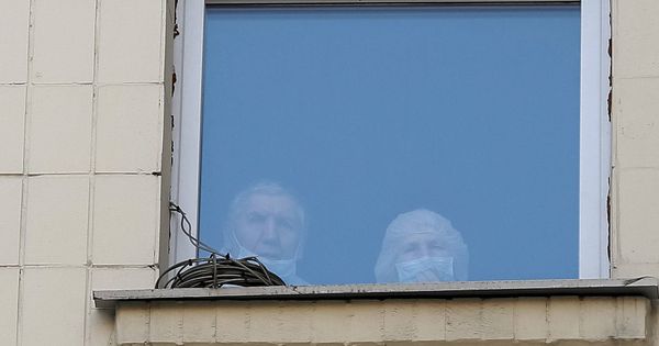 Foto: Una doctora y un paciente miran por la ventana de un hospital en el centro de Kiev, en enero de 2016. (Reuters)
