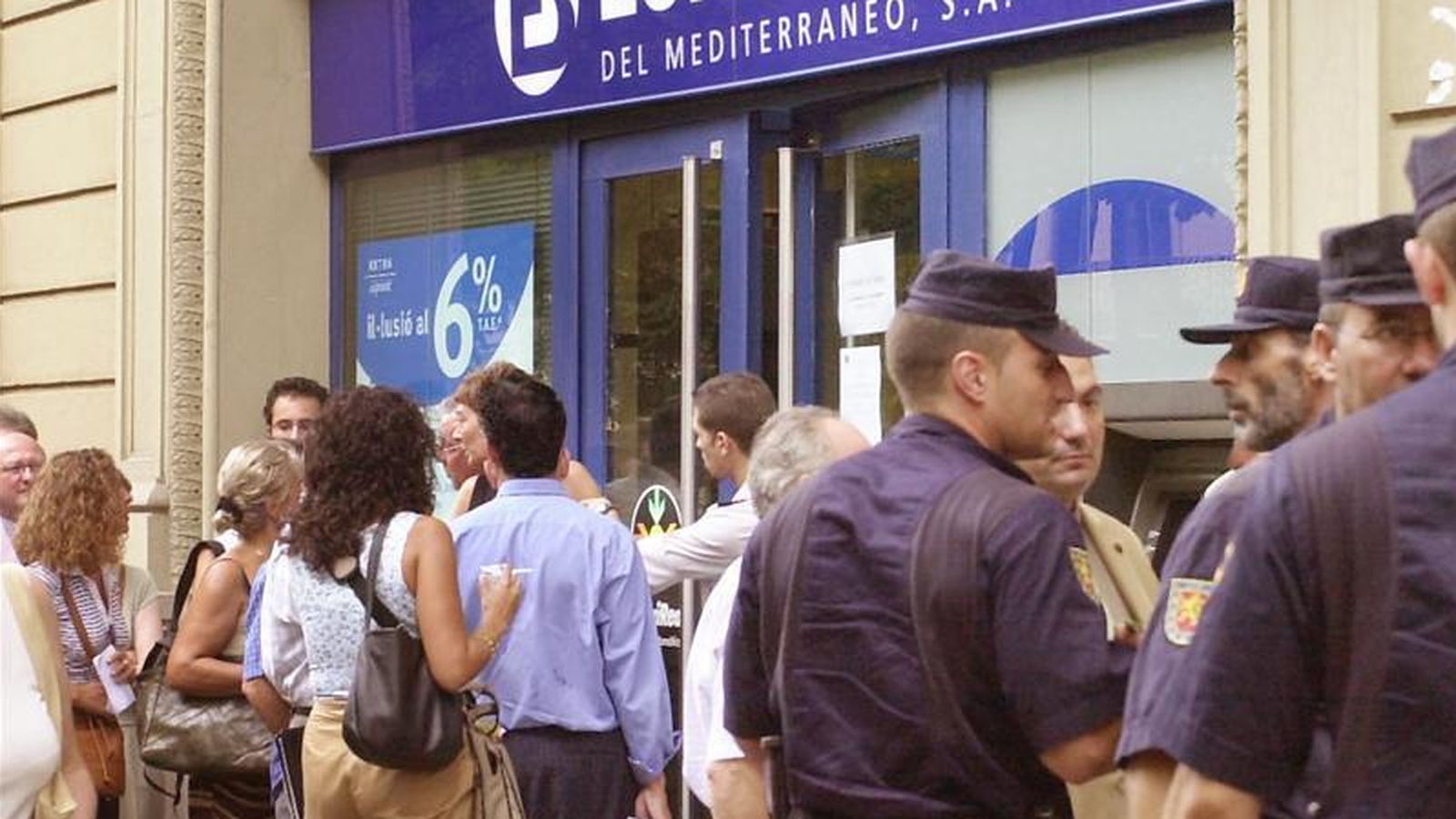 Foto: Clientes del banco Eurobank del Mediterráneo hacen cola en una sucursal en Barcelona para intentar recuperar su dinero. (Efe/ archivo)