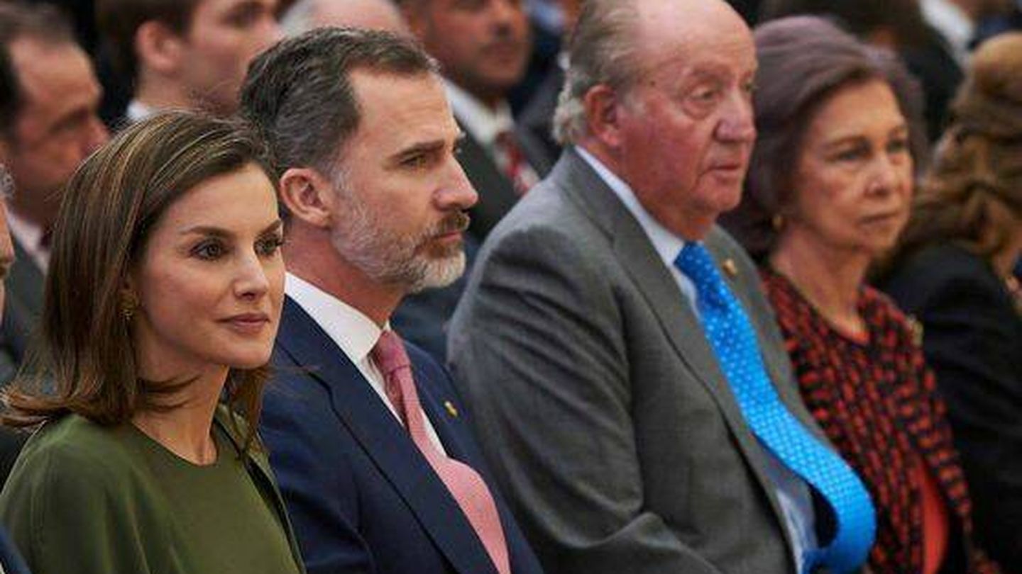 Los reyes Felipe y Letizia, junto con Juan Carlos y Sofía en un acto oficial. (Limited Pictures)