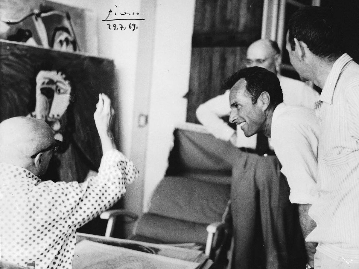 Foto: Picasso le muestra a Ernst Beyeler su trabajo en su estudio de Mougins en 1969. (Foto cedida por la Fundación Beyeler) 
