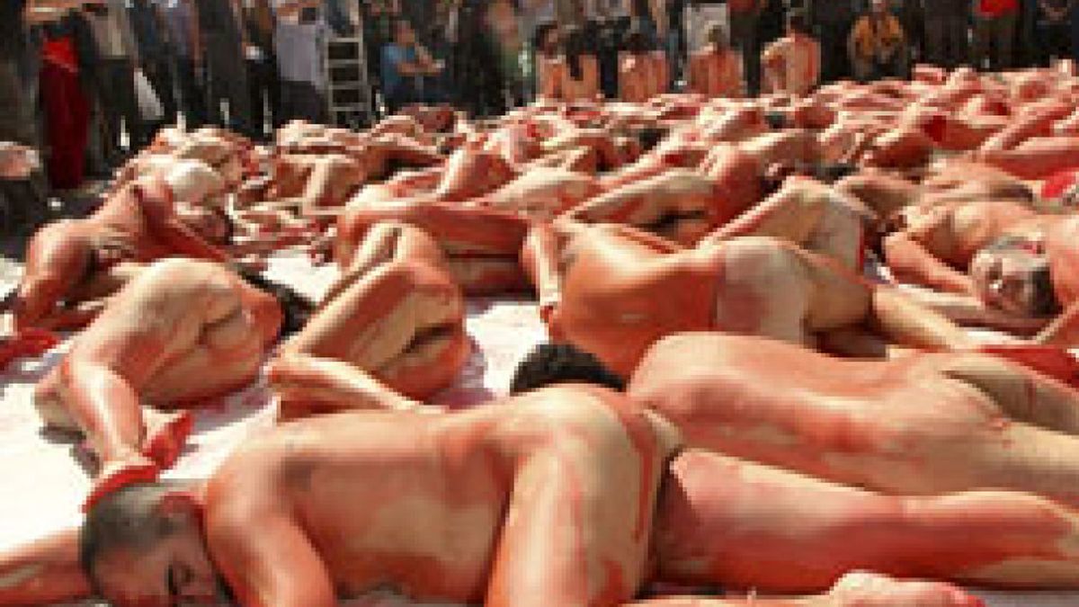 Más de cien activistas protestan desnudos contra la matanza de focas