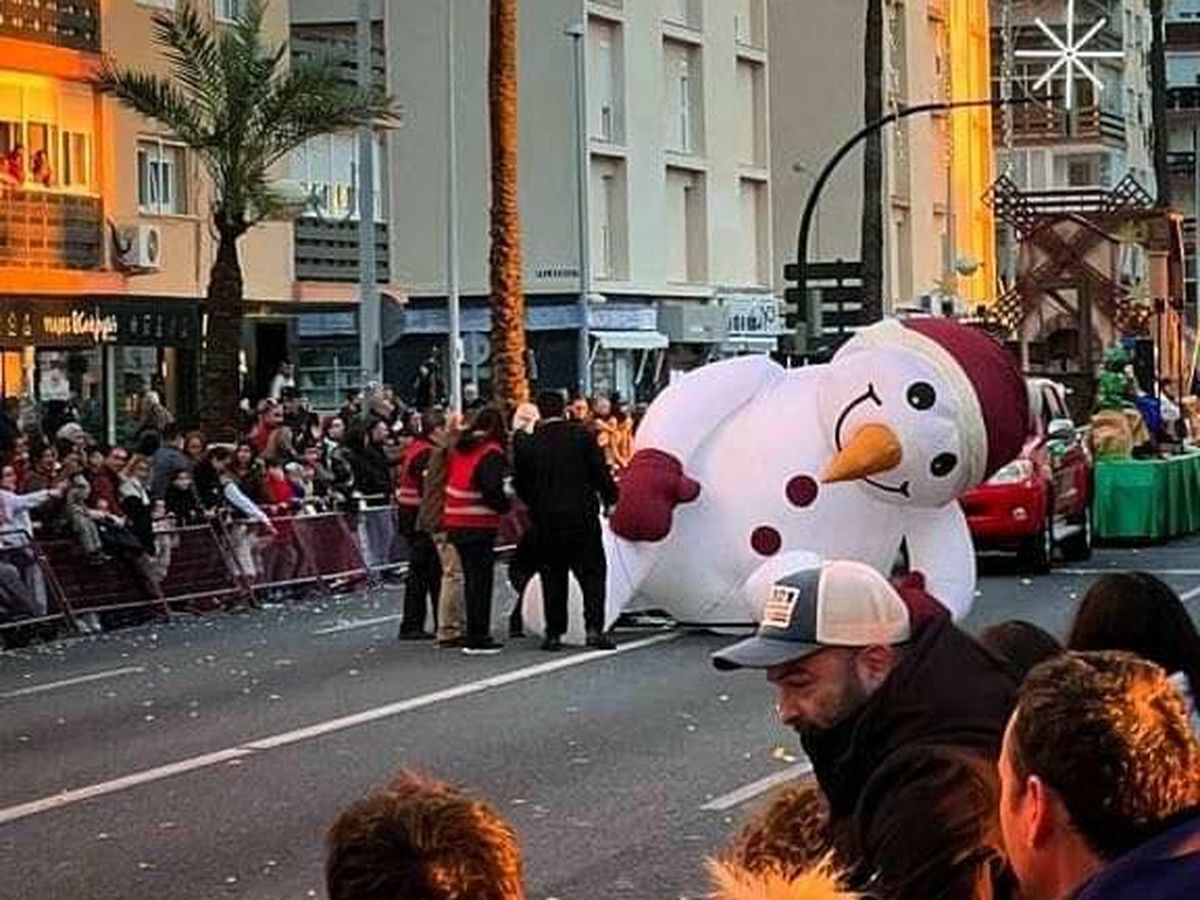 Foto: La aparición del muñeco de nieve "torcido" en Cádiz ha sido breve, pero suficiente para que cientos de personas lo compartiesen en redes (Twitter/@canetja)