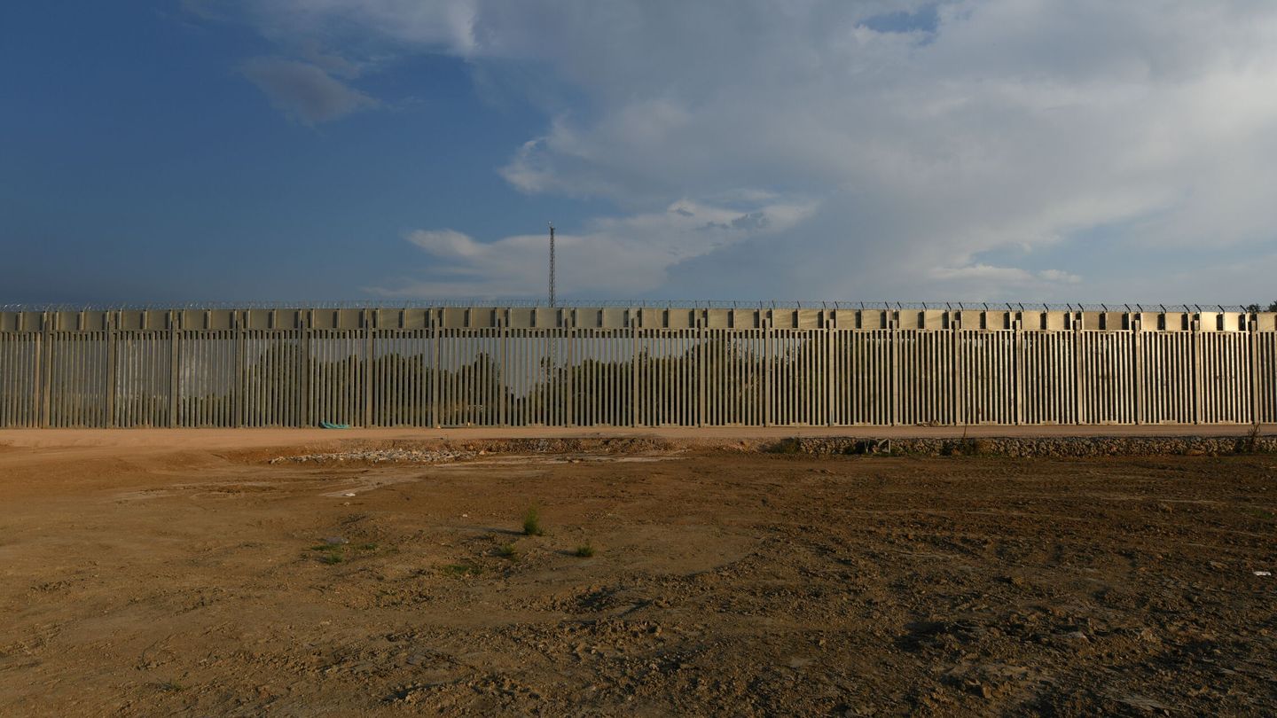 Vista de la valla construida contrarreloj en la frontera con Turquía. (Reuters)