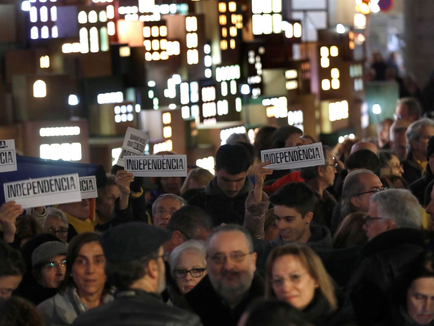 Decenas de independentistas se concentran en la plaza de Sant Jaume de Barcelona. (EFE)