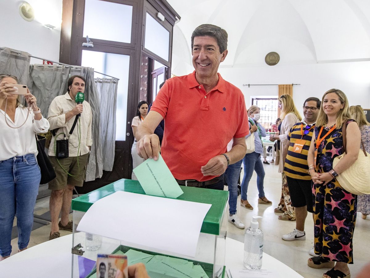 Foto: Juan Marín votando en la Biblioteca Municipal de Sanlúcar de Barrameda. (EFE/Román Ríos)