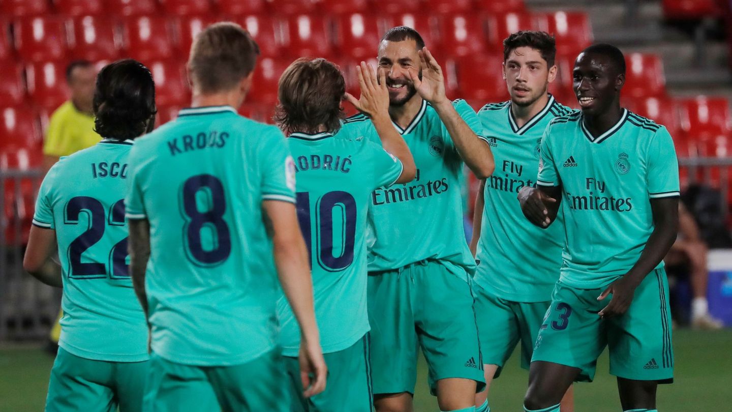 Los jugadores del Real Madrid festejan el gol de Benzema. (EFE)