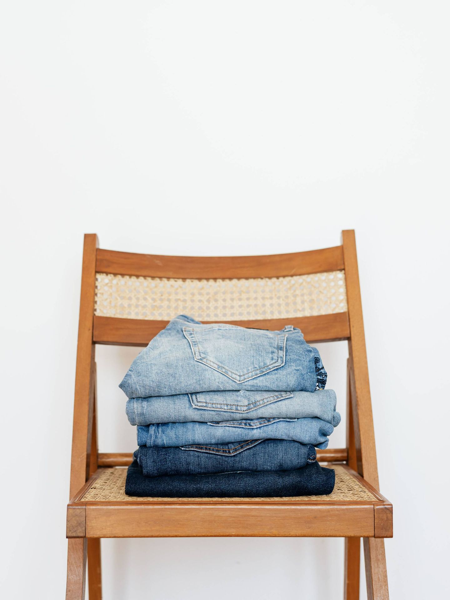 Doblar la ropa es otra tarea que pueden hacer. (Pexels/ Karolina Grabowska)