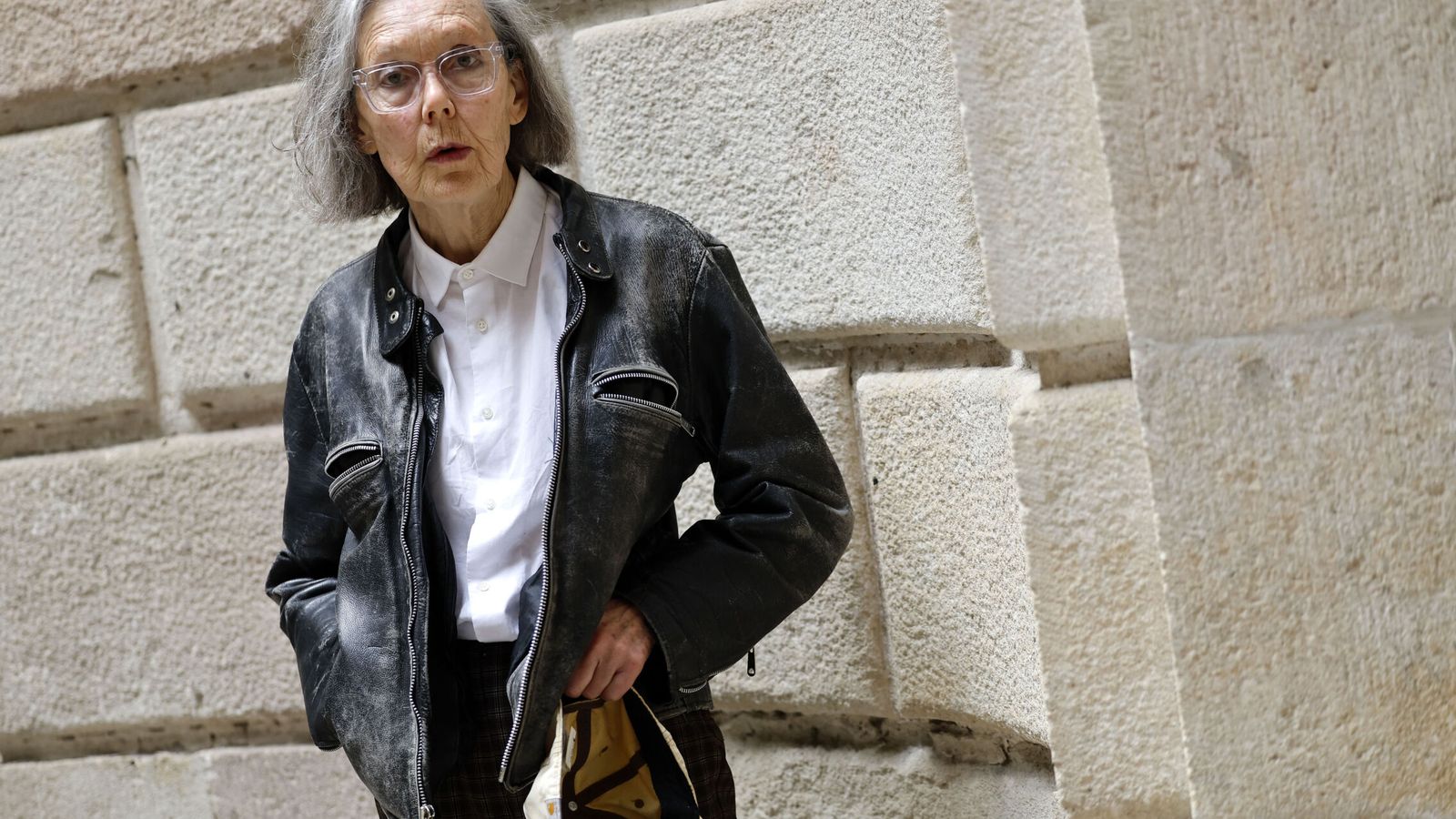 Anne Carson, Premio Nobel de Literatura 2026: "Es más fácil contar una historia sobre cómo las personas se hieren unas a otras que sobre lo que las une"