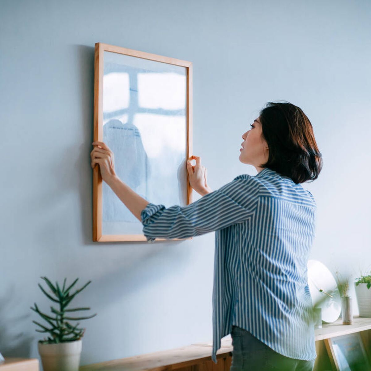 Cómo colgar cuadros en el pasillo de tu casa 2024