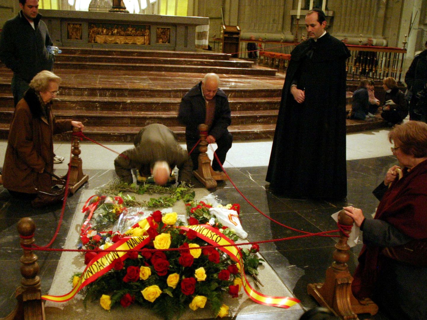 Un grupo de personas rinde homenaje a Francisco Franco en su tumba | Reuters