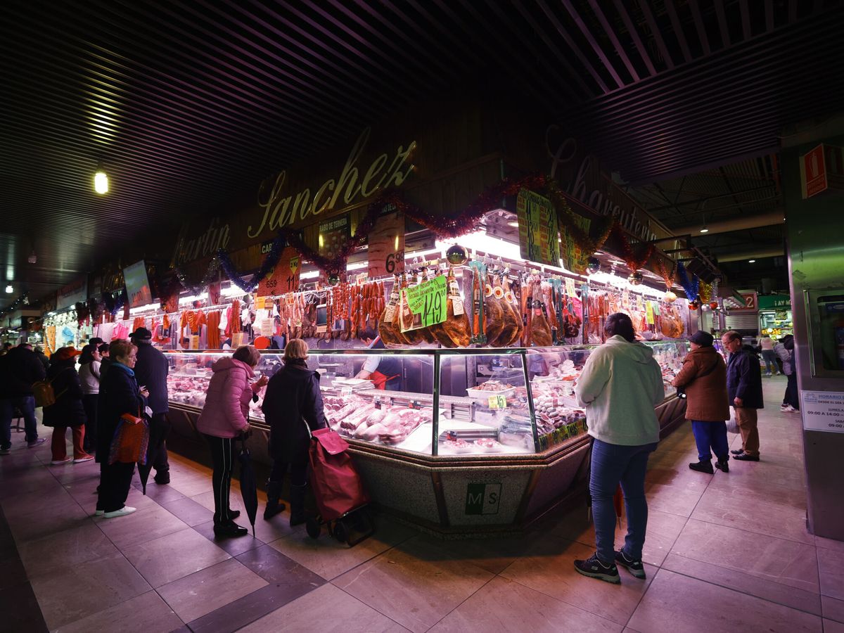 Foto: Vista general de puestos de alimentación en el Mercado Maravillas en Madrid. (EFE/Javier Lizón)