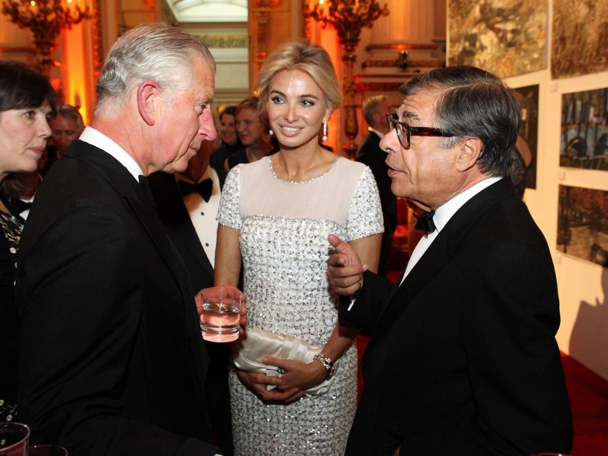 Foto: El príncipe Carlos conversa con Bob Colacello en presencia de Corinna. (Getty)