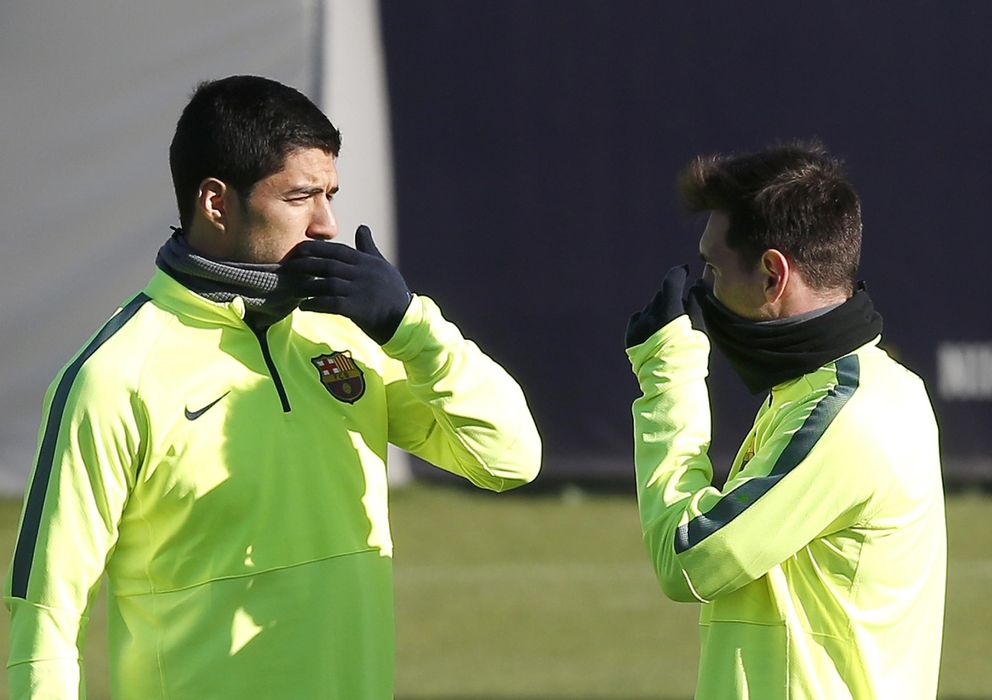 Foto: Luis Suárez charla con Leo Messi durante un entrenamiento (Reuters).