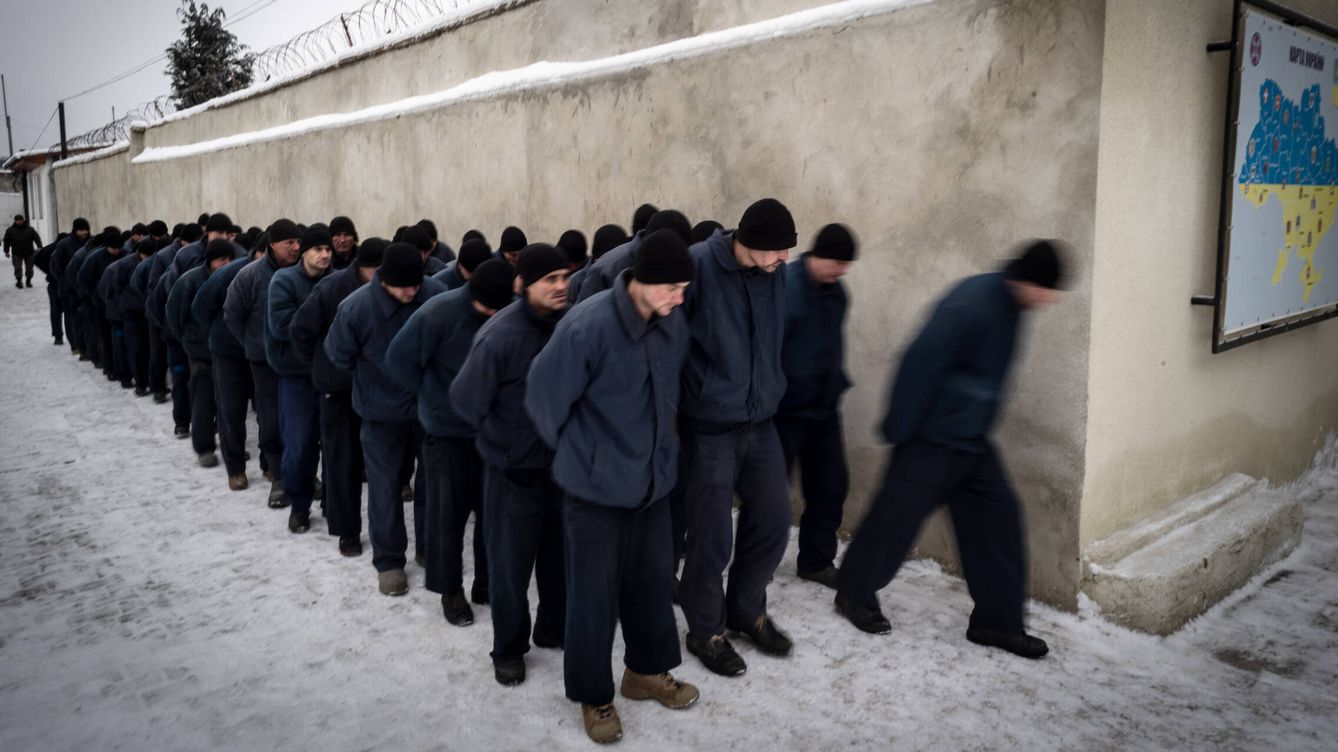 Foto: Prisioneros de guerra rusos, en un centro de detención en el oeste de Ucrania. (Albert Lores)