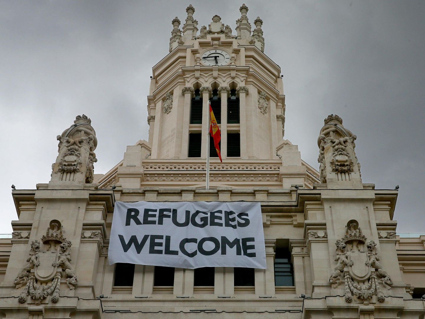 La pancarta que Manuela Carmena desplegó en el Ayuntamiento de Madrid con la frase 'Refugees Welcome' (EFE)