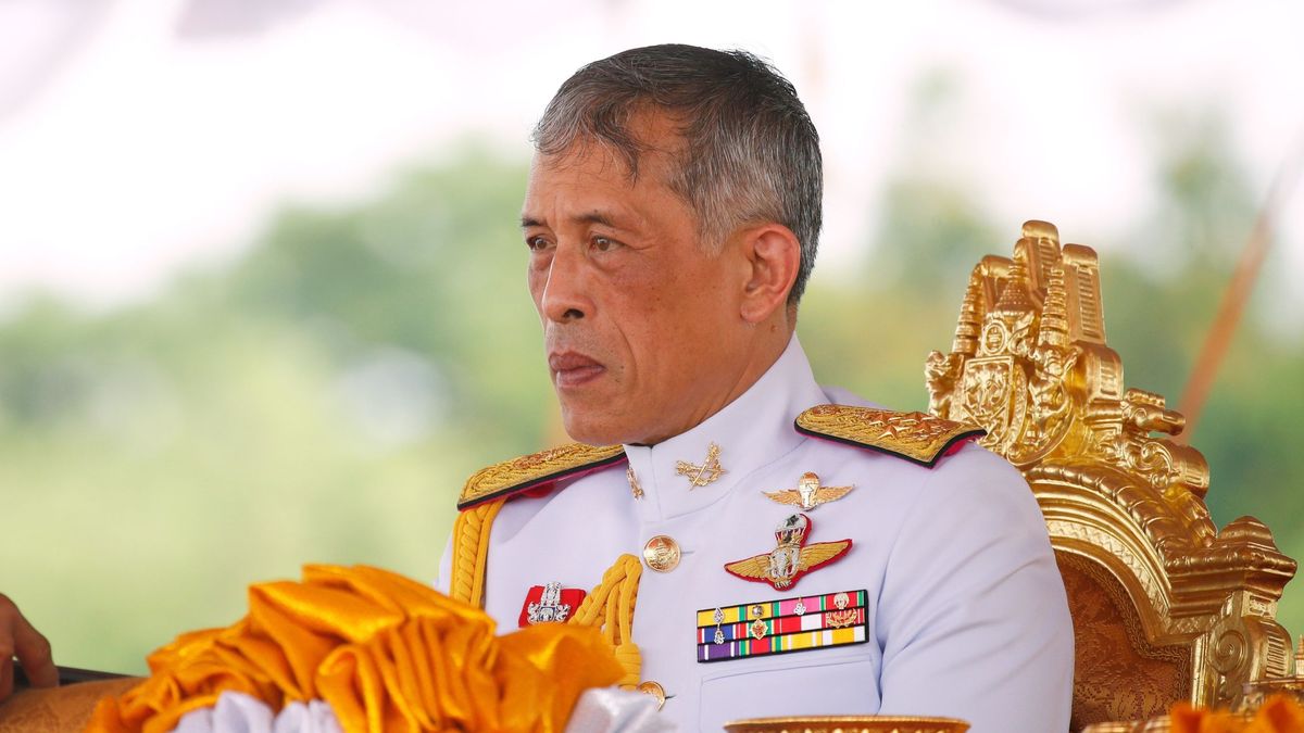 El rey de Tailandia abandona su harén alemán para ir a una fiesta royal en su país