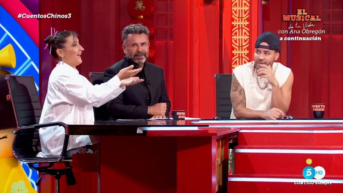 Susi Caramelo junto a Jorge Javier Vázquez y Prince Royce en 'Cuentos chinos'. (Mediaset)