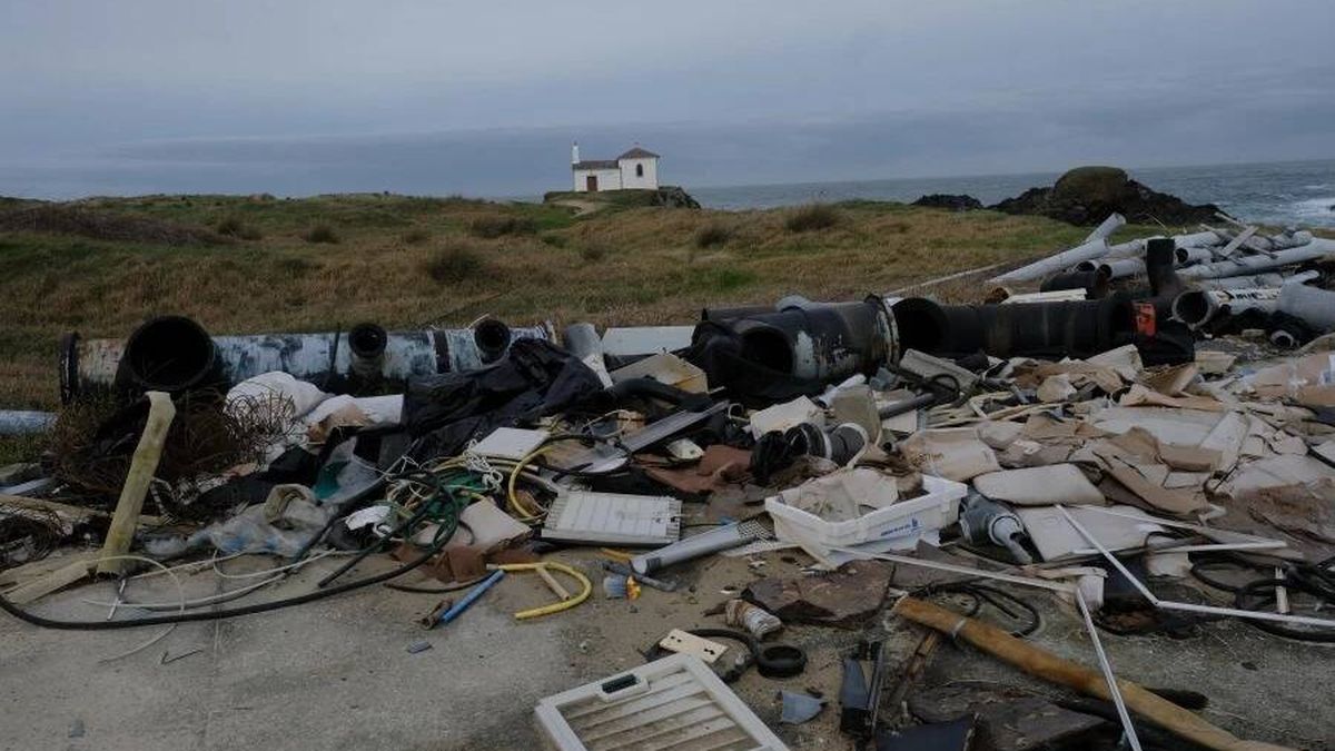 De piscifactoría puntera a vertedero ilegal: auge y caída de una granja marina en Galicia