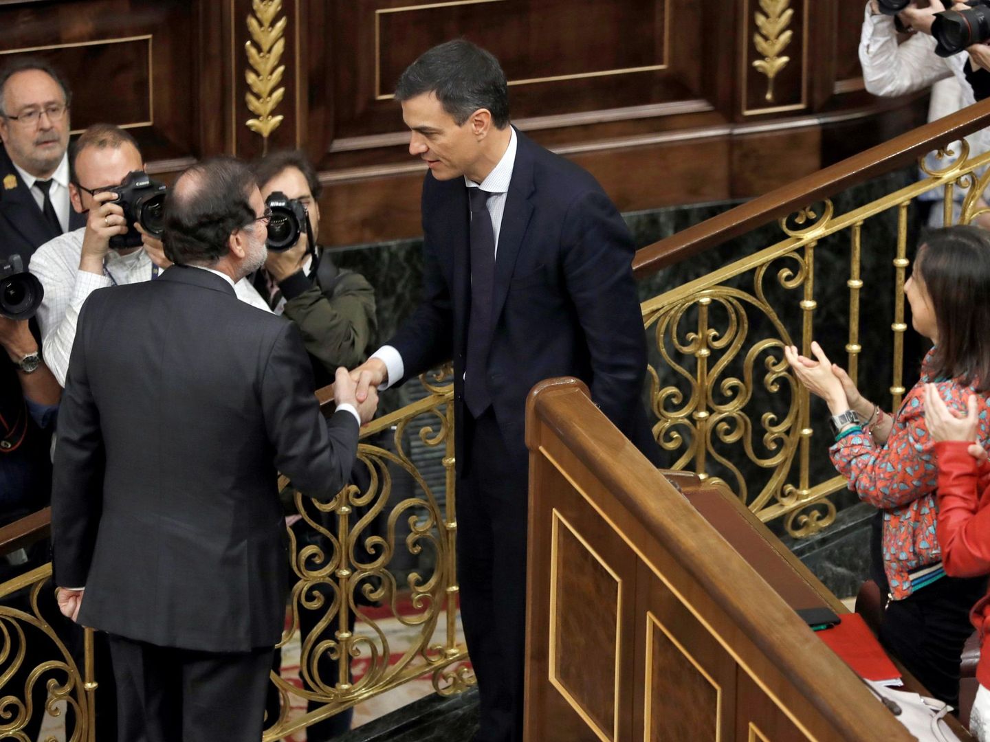 Pedro Sánchez saluda a Mariano Rajoy,  tras el debate de la moción de censura. (EFE) 