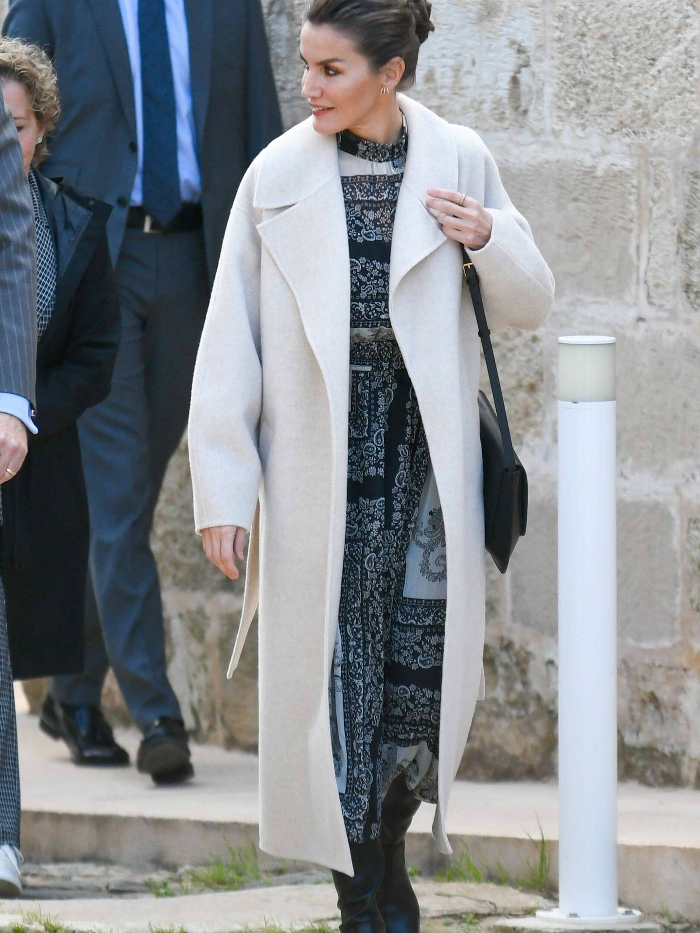 La reina Letizia, con vestido en blanco y negro de Mango. (Gtres)