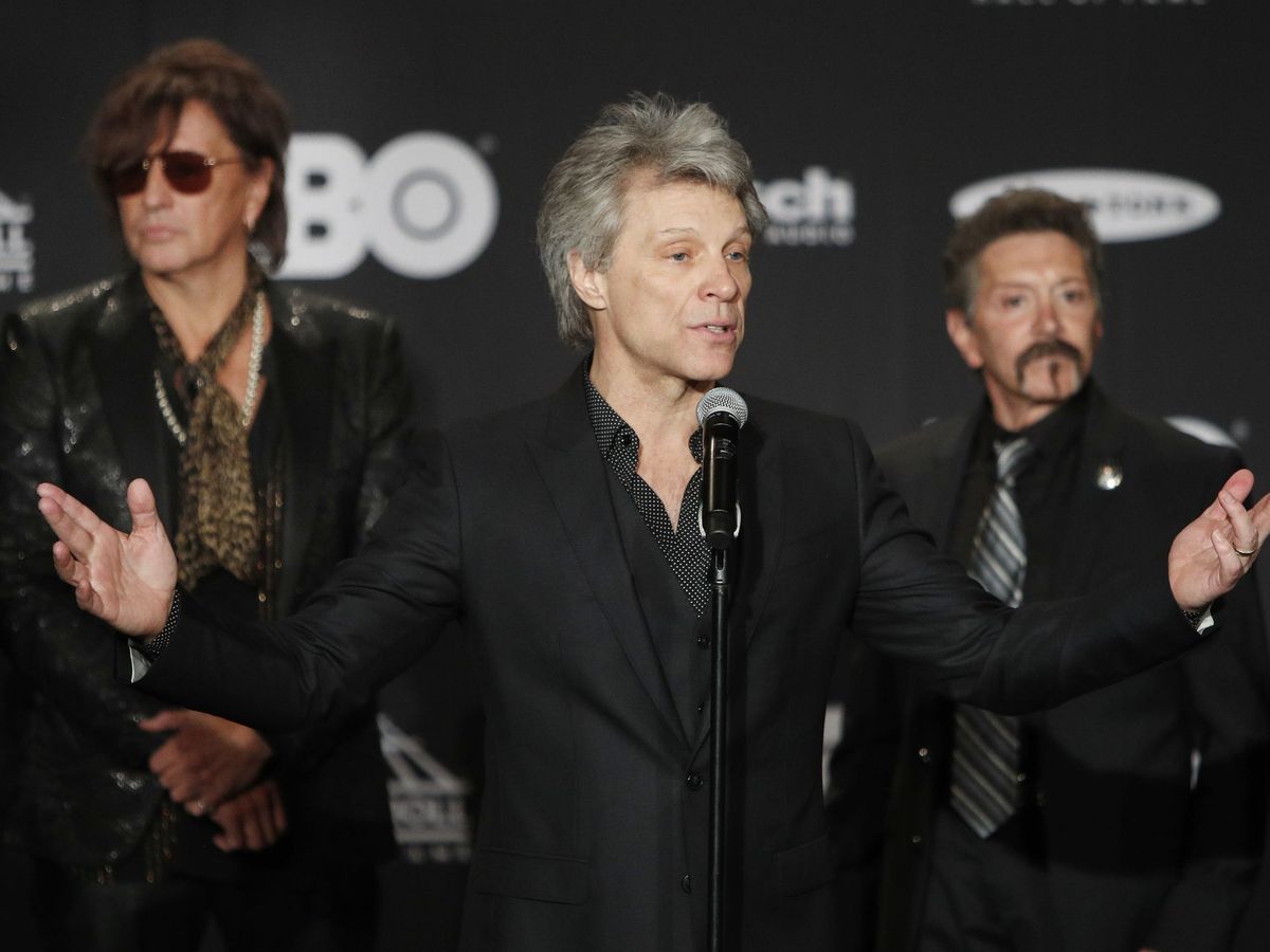 Foto: Alec John Such, a la derecha de Jon Bon Jovi y Richie Sambora (izquierda), en 2018. (EFE/David Maxwwll)