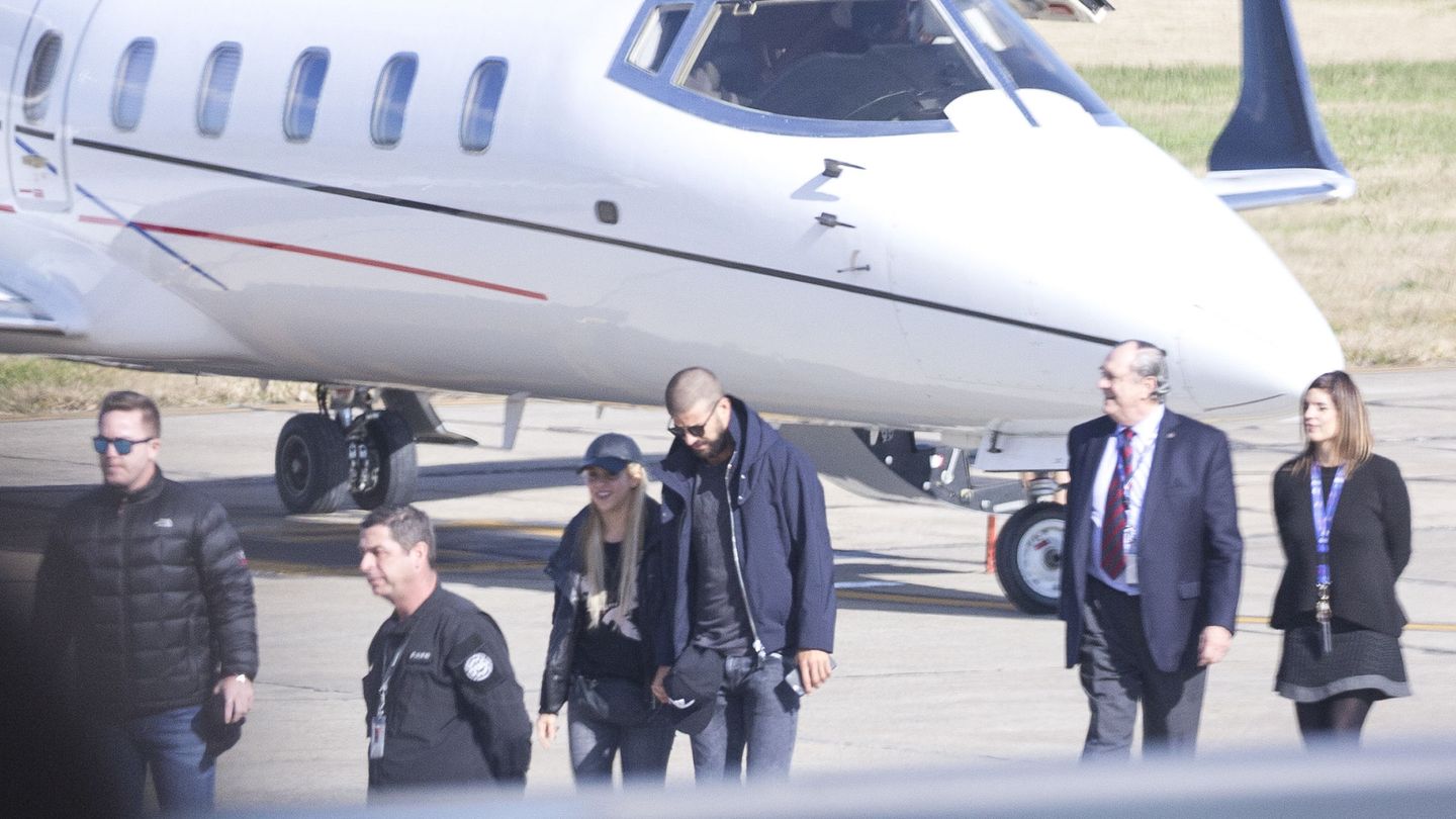 Gerard Piqué y Shakira llegan a Rosario en un avión privado. (EFE)