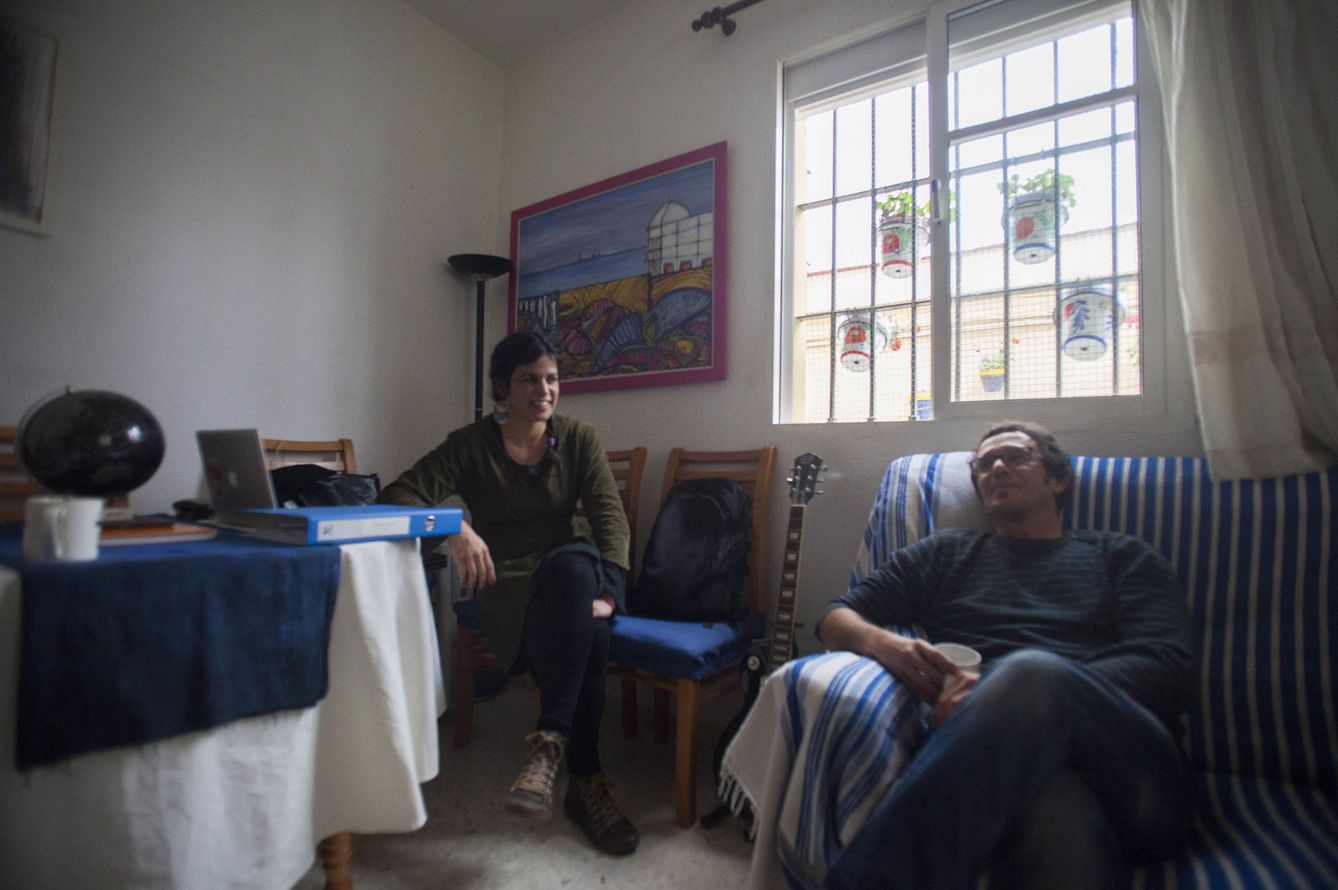'Kichi' y Teresa Rodríguez, en su domicilio, en el barrio de La Viña. (Fernando Ruso)