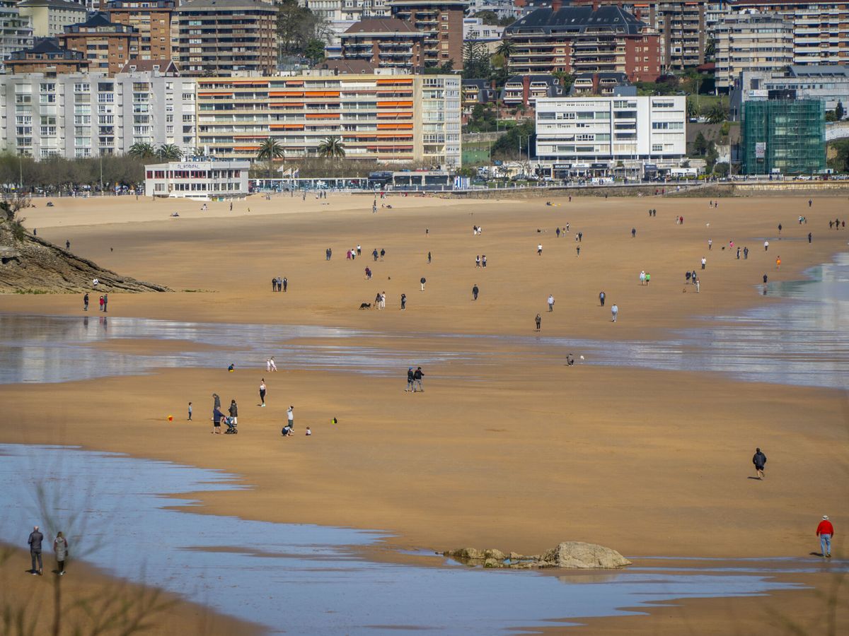 Foto: Varias personas pasean por la playa del Sardinero, en Santander. (EFE/Román G. Aguilera)