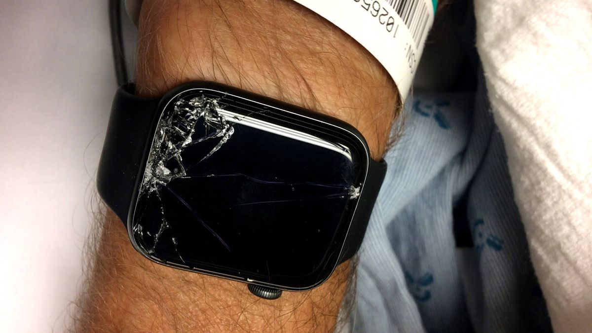 Un hombre salva la vida gracias a la función de caídas fuertes de su Apple Watch