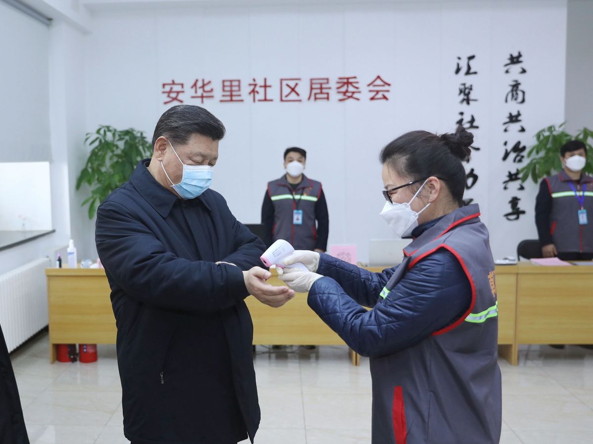 Foto: Xi Jinping revisa el protocolo del coronavirus. (EFE)
