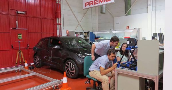 Foto: Expertos trabajan en esta nueva tecnología para el futuro del coche eléctrico (Fuente: Parque Tecnológico de Andalucía / Facebook)